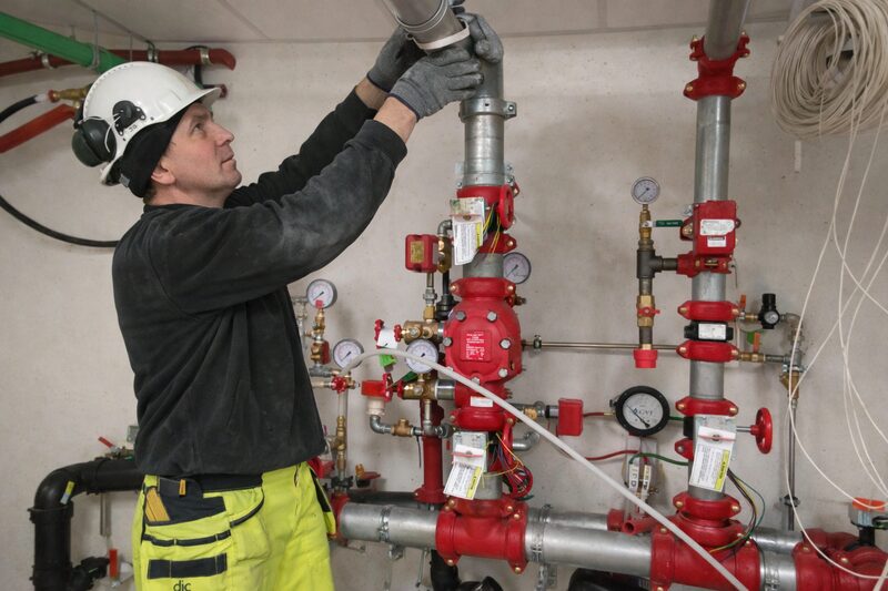 Jarek pracujący przy systemie grzewczym