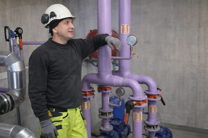 Jarek przy instalacji rur