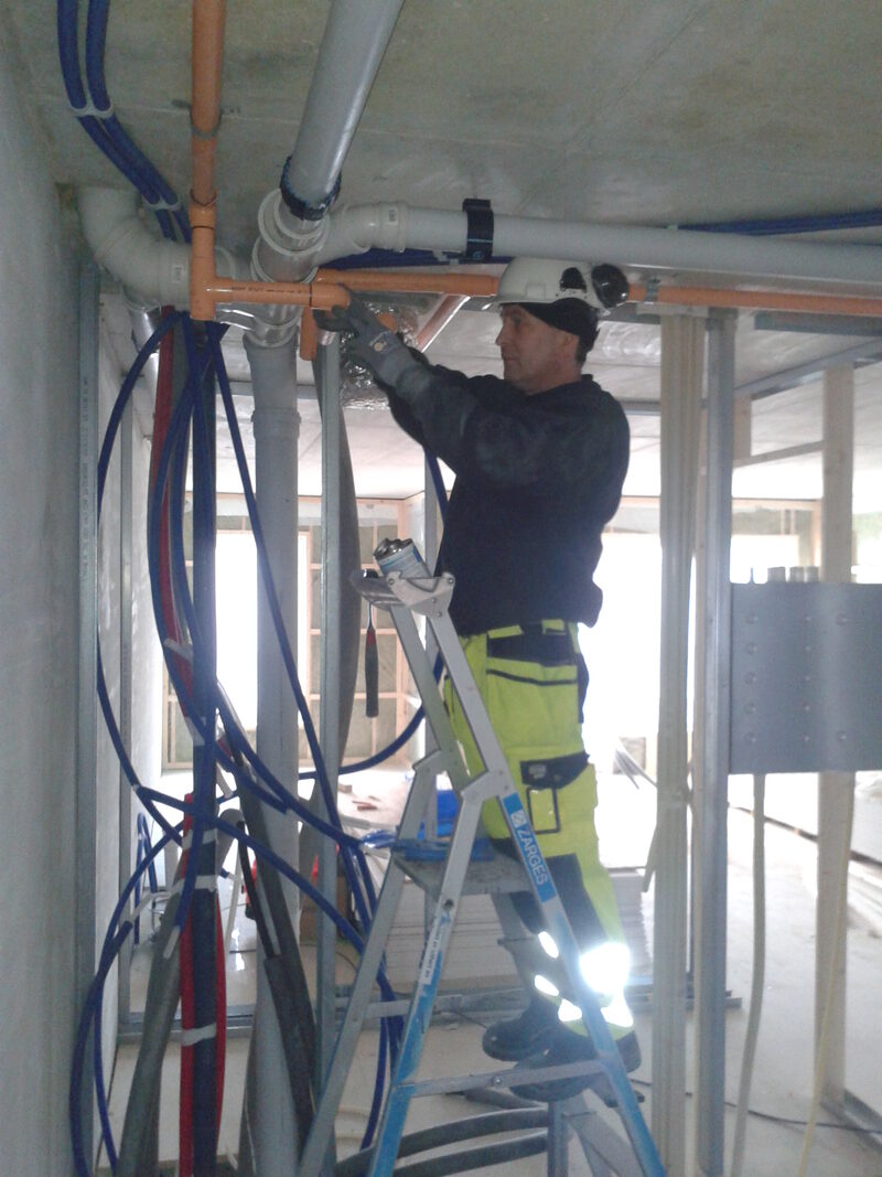 Jarek na drabinie przy rurach